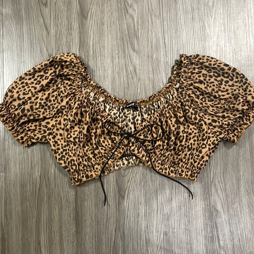 Cheetah print tie up front crop top.